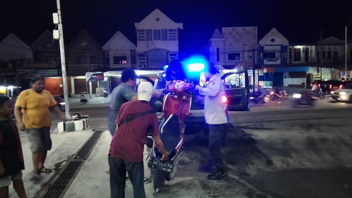 Lokasi kejadian pemotor wanita di Palu tabrak motor pria yang jambret tasnya.