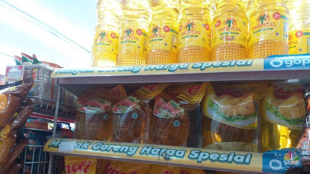 Pantauan harga minyak di Indomaret kawasan Jakarta, Rabu (3/5/2023). (CNBC Indonesia/Damiana Cut E)