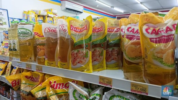 Pantauan harga minyak di Indomaret kawasan Jakarta, Rabu (3/5/2023). (վ/Ferry Sandi)