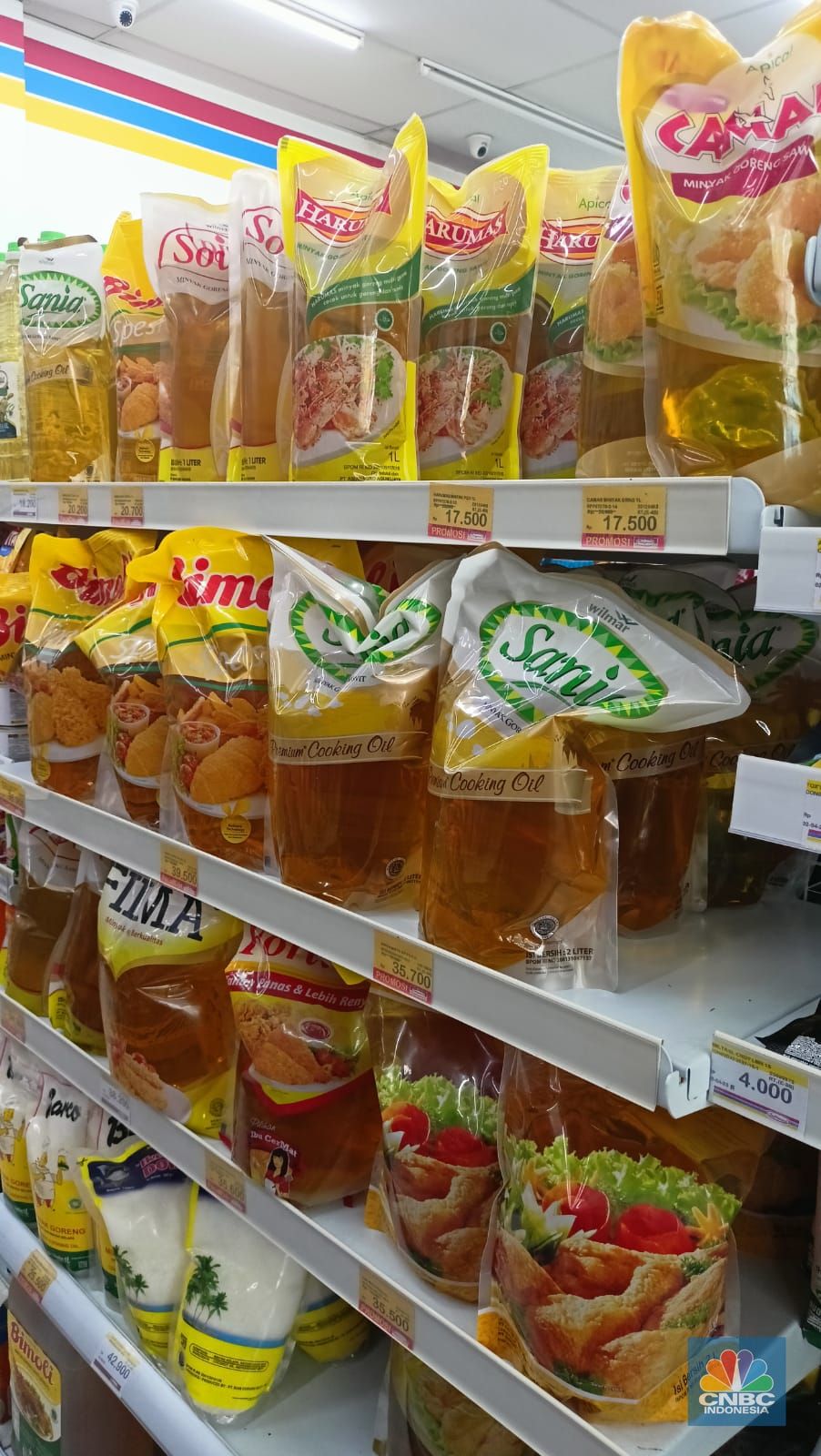 Pantauan harga minyak di Indomaret kawasan Jakarta, Rabu (3/5/2023). (CNBC Indonesia/Ferry Sandi)