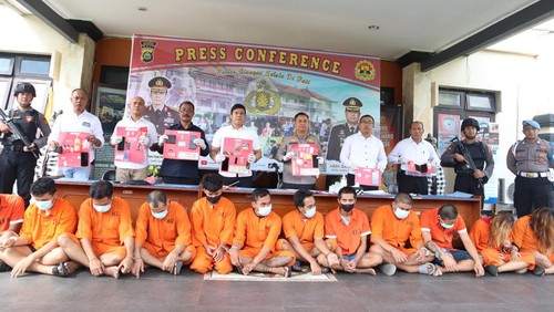 Para tersangka kasus narkoba ditampilkan saat konferensi pers di Polres Gianyar.