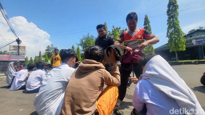 Pelajar yang nyaris terlibat bentrok di Sukabumi saat diamankan, Rabu (3/5/2023).
