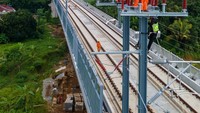 Progres pemasangan OCS dari Stasiun KA Cepat Halim hingga Stasiun KA Cepat Tegalluar sudah mencapai di atas 80% seluruhnya. Bahkan untuk ruas Padalarang hingga Stasiun Tegalluar pemasangannya telah mencapai 100%. Foto: Dok. KCIC