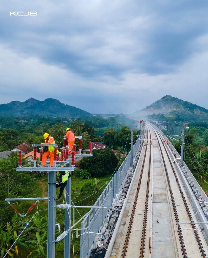 Pemasangan Jaringan Listrik Atas KCJB Pemasangan Jaringan Listrik Atas KCJB