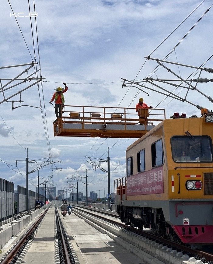 Pemasangan Jaringan Listrik Atas KCJB