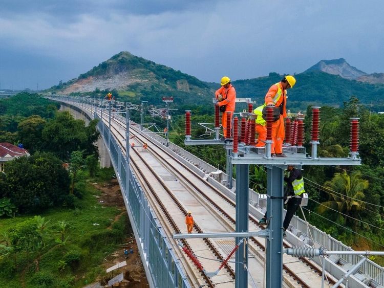 Pemasangan Jaringan Listrik Atas Kereta Cepat JKT-BDG Tembus 80%