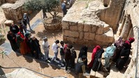 Pengunjung mengantre untuk mengunjungi Gua Tujuh Penidur atau Gua Ashabul Kahfi di Kota Amman, Yordania.  