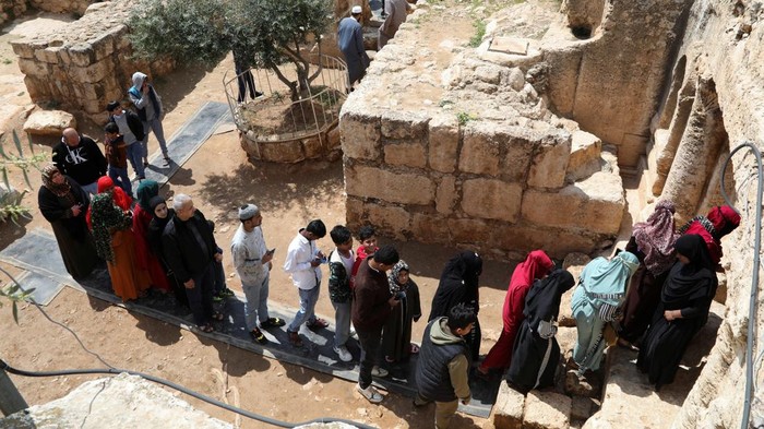 Penampakan Gua Tujuh Penidur yang Disebutkan dalam Al-Qur'an People stand outside the Cave of the Seven Sleepers, in Amman, Jordan April 14, 2023. REUTERS/Alaa Al Sukhni