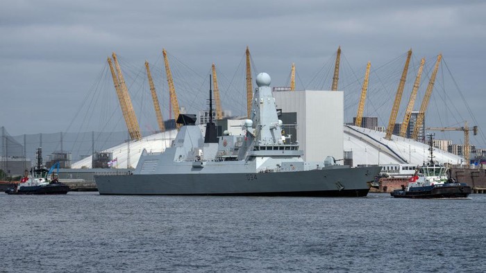 Penampakan Kapal Canggih Kawal Penobatan Charles Jadi Raja Inggris Kapal perang HMS Diamond telah tiba di Greenwich, Inggris. Kapal canggih Angkatan Laut Inggris itu alan mengawal penobatan raja Charles pada Sabtu (6/5/2023) mendatang.