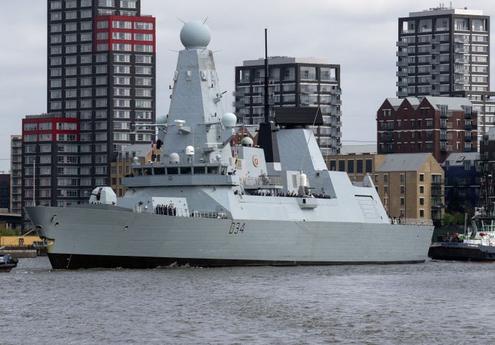 Kapal perang HMS Diamond telah tiba di Greenwich, Inggris. Kapal canggih Angkatan Laut Inggris itu alan mengawal penobatan raja Charles pada Sabtu (6/5/2023) mendatang.
