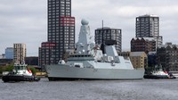 Kapal perang HMS Diamond ditarik di sepanjang Sungai Thames, London, Inggris, Selasa (2/5/2023) waktu setempat.