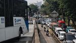 Penampakan Macet Panjang Akibat Betonisasi Flyover Pesing