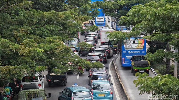 Arus kendaraan terpantau padat merayap akibat penyempitan lajur proyek pembetonan flyover Pesing, Daan Mogot, Jakarta Barat, Rabu (3/5/2023). Hingga pukul 11.00 WIB arus kepadatan kendaraan sangat terlihat dari arah Grogol menuju Kalideres. Pembetonan dilakukan untuk mengganti aspal yang bergelombang akibat tak kuat menahan beban kendaraan khususnya bus TransJakarta.
