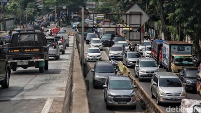 Penampakan Macet Panjang Akibat Betonisasi Flyover Pesing