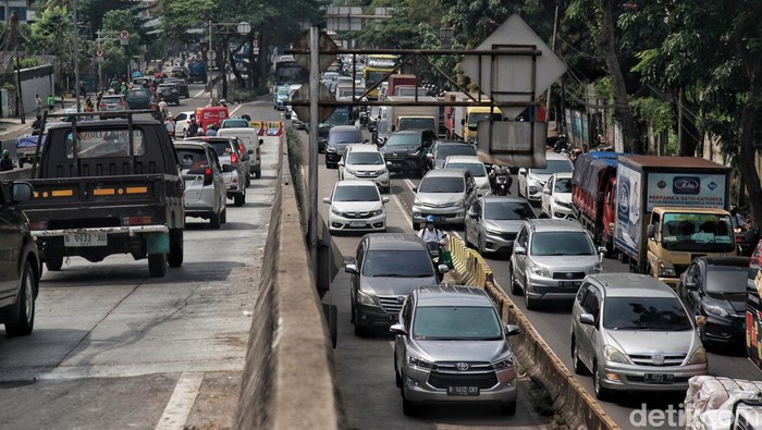Arus kendaraan terpantau padat merayap akibat penyempitan lajur proyek pembetonan flyover Pesing, Daan Mogot, Jakarta Barat, Rabu (3/5/2023). Hingga pukul 11.00 WIB arus kepadatan kendaraan sangat terlihat dari arah Grogol menuju Kalideres. Pembetonan dilakukan untuk mengganti aspal yang bergelombang akibat tak kuat menahan beban kendaraan khususnya bus TransJakarta.