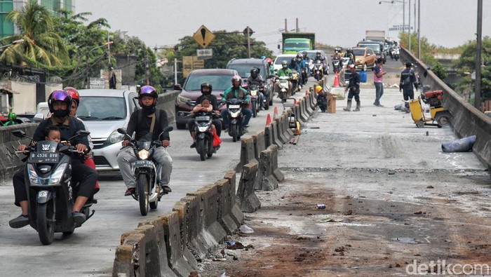 Arus kendaraan terpantau padat merayap akibat penyempitan lajur proyek pembetonan flyover Pesing, Daan Mogot, Jakarta Barat, Rabu (3/5/2023). Hingga pukul 11.00 WIB arus kepadatan kendaraan sangat terlihat dari arah Grogol menuju Kalideres. Pembetonan dilakukan untuk mengganti aspal yang bergelombang akibat tak kuat menahan beban kendaraan khususnya bus TransJakarta.