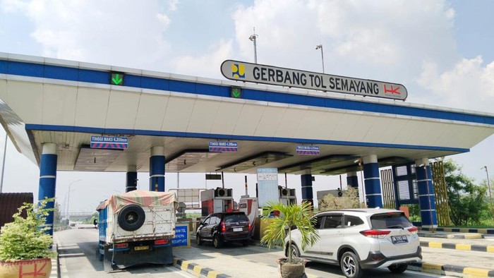 Pengengara saat melintasi Gerbang Tol Semayang saat arus balik lebaran. (Foto: Istimewa)