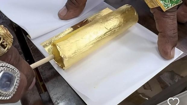 Pedagang es krim India pakai lapisan emas