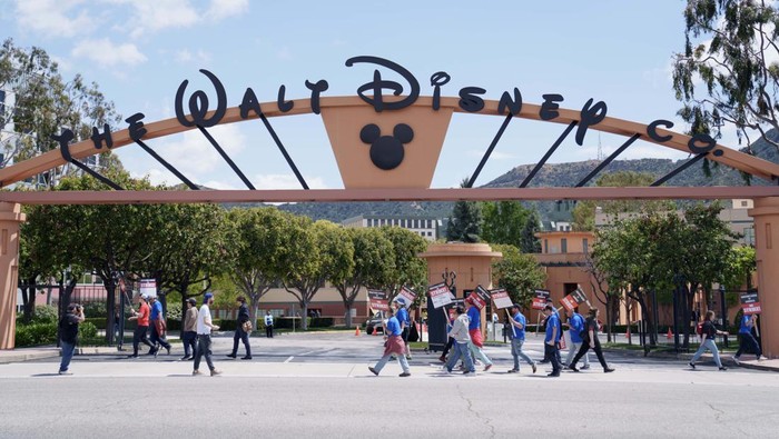 Penulis Hollywood Mogok Kerja, Film Streaming Terancam Batal Tayang BURBANK, CA - MAY 02: Striking Writers Guild of America workers picket outside the Disney Studios, on May 2, 2023 in Burbank, California. After talks with studios and streamers over pay and working conditions failed to result in a deal, more than 11,000 Hollywood television and movie writers went on their first strike in 15 years. Late-night shows are expected to stop production immediately, while television series and movies scheduled for release later this year and beyond could face major delays. (Photo by Eric Thayer/Getty Images)