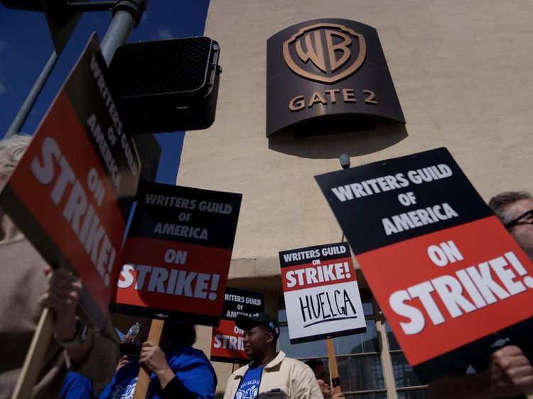 Penulis Hollywood Mogok Kerja, Film Streaming Terancam Batal Tayang