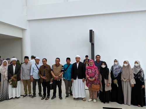 Para Mahasiswa korban perang Sudan tiba di Lombok, Senin (1/5/2023). Foto: Ahmad Viqi/detikBali