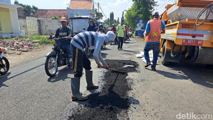 Perbaikan jalan di Kabupaten Probolinggo