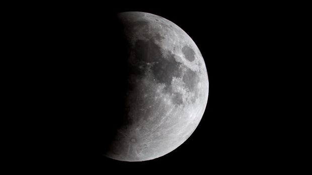 Gerhana terjadi saat matahari, bumi, dan bulan berada dalam posisi sejajar atau satu garis yang sama. Lalu, apa perbedaan gerhana matahari dan gerhana bulan?