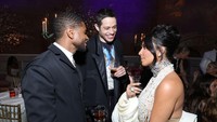 Keduanya terlihat mengobrol dengan Usher. Foto: Getty Images for The Met Museum//Kevin Mazur/MG23