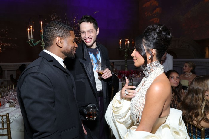 Pete Davidson dan Kim Kardashian NEW YORK, NEW YORK - MAY 01: (L-R) Usher, Pete Davidson and Kim Kardashian attend The 2023 Met Gala Celebrating