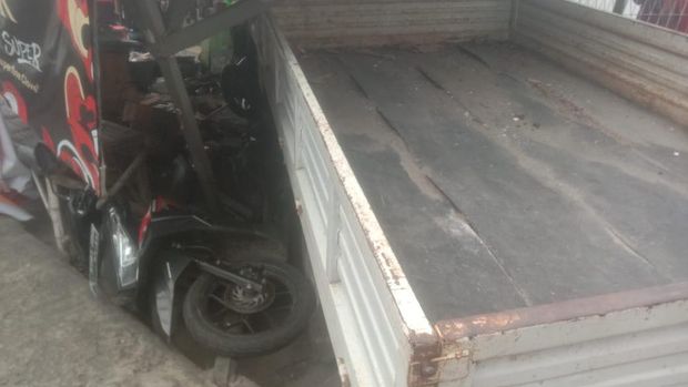 Pikap yang dikendarai siswa SMK Mojokerto tabrak warung dan motor gegara salah injak gas.