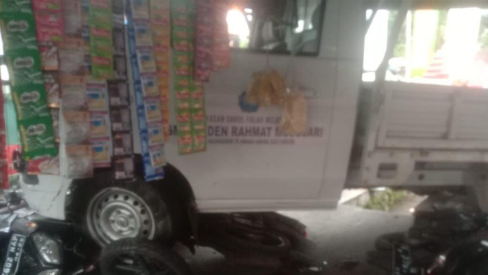 Pikap yang dikendarai siswa SMK Mojokerto tabrak warung dan motor gegara salah injak gas.
