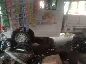 Siswa SMK Mojokerto Nyetir Pikap Salah Injak Gas, Tabrak 3 Motor dan Warkop
