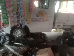 Siswa SMK Mojokerto Nyetir Pikap Salah Injak Gas, Tabrak 3 Motor dan Warkop