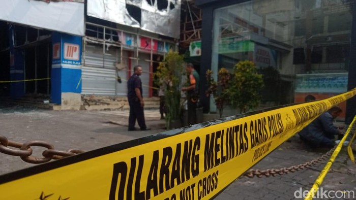 Police line mengelilingi bangunan Malang Plaza yang terbakar.