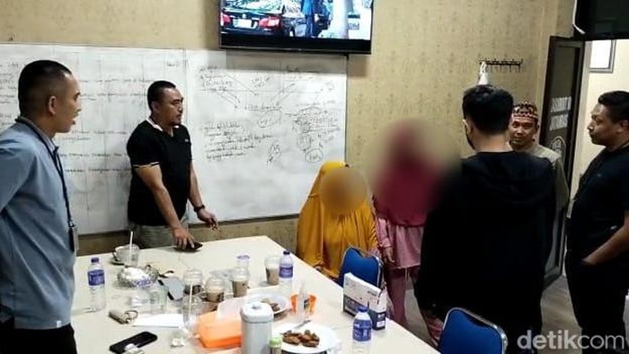 Polisi memeriksa keluarga Mustopa, pelaku penembakan kantor MUI Pusat.