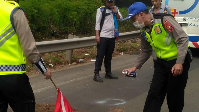 Polisi olah TKP kecelakaan menewaskan pengemudi mobil di Tol Kapuk