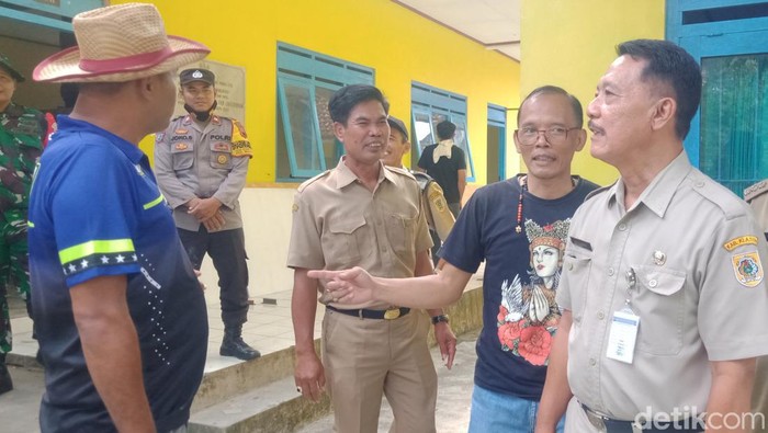 Aris Widiarto (kaos hitam) saat mengecek SD rusak di Kecamatan Manisrenggo dua bulan lalu.