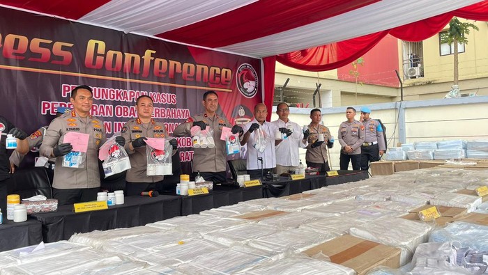 Polres Metro Jakarta Barat membongkar gudang obat-obatan terlarang berkedok bengkel.
