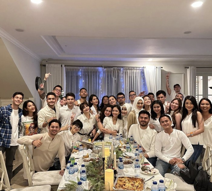 Potret Jonathan Frizzy Makan Bareng Ririn hingga Jualan Angkringan Potret Jonathan Frizzy Makan Bareng Ririn hingga Jualan Angkringan