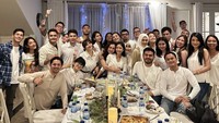 Ririn dan Ijonk memang memiliki kedekatan karena keduanya kerap terlibat sinetron yang sama. Pada momen ini, Ririn ikut dalam acara makan Natal bersama Ijonk.