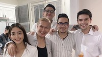 Tampak juga sosok Benny Simanjuntak dan rekan-rekan Ijonk yang lain dalam acara yang sama. Mereka kompak menikmati aneka hidangan enak. 