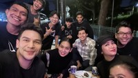 Ijonk dulu bahkan sering nongkrong di angkringannya. Ia terlihat senang kedatangan banyak rekan-rekannya.
