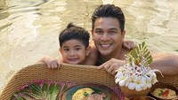 Ijonk begitu dekat dengan anak-anaknya. Ia sering meluangkan waktu bersama seperti ketika nikmat floating breakfast bersama Zayn ini.
