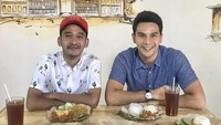 Momen syuting bareng Ruben Onsu terasa menyenangkan nih karena Ijonk berkesempatan cicip aneka menu geprek. Kira-kira dia tahan pedas nggak ya?