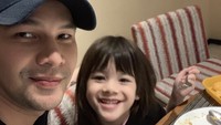 Bukti lain nih kalau Ijonk dekat dengan anak-anaknya. Ia tak segan menemani mereka makan.