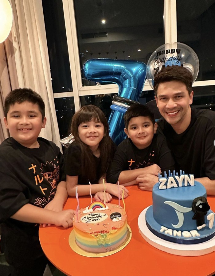 Potret Jonathan Frizzy Makan Bareng Ririn hingga Jualan Angkringan Potret Jonathan Frizzy Makan Bareng Ririn hingga Jualan Angkringan