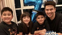 Belum lama ini Ijonk merayakan ulang tahun anak terakhirnya, Zayn. Dua kue cantik nampak memeriahkan suasana. 