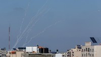 Israel kemudian melancarkan serangan udara ke Jalur Gaza sebagai balasan atas tembakan roket dari milisi Palestina. Milisi di Gaza kembali menembakkan 22 proyektil ke arah Israel. REUTERS/Mohammed Salem