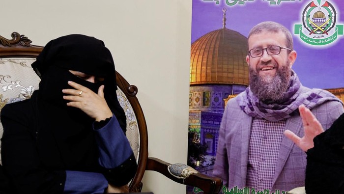 Potret Kerusakan di Israel Akibat Roket dari Gaza Milisi di Jalur Gaza memang menembakkan roket ke Israel sebagai tanda protes tewasnya Khader Adnan. Begini kerusakan yang ditimbulkannya.
