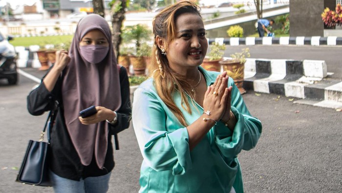 Tersangka kasus penistaan agama Lina Lutfiawati (kanan) tiba untuk menjalani pemeriksaan di Polda Sumatera Selatan, Palembang, Rabu (3/5/2023). Selebgram Lina Lutfiawati (Lina Mukherjee) menjalani pemeriksaan terkait kasus penistaan agama melalui konten makan kulit babi. ANTARA FOTO/Nova Wahyudi/tom.